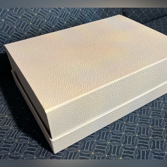 DIOR - Authentic Dior Textured Gift Box – White with Gold Logo – 12x9 - Picture 8 of 8